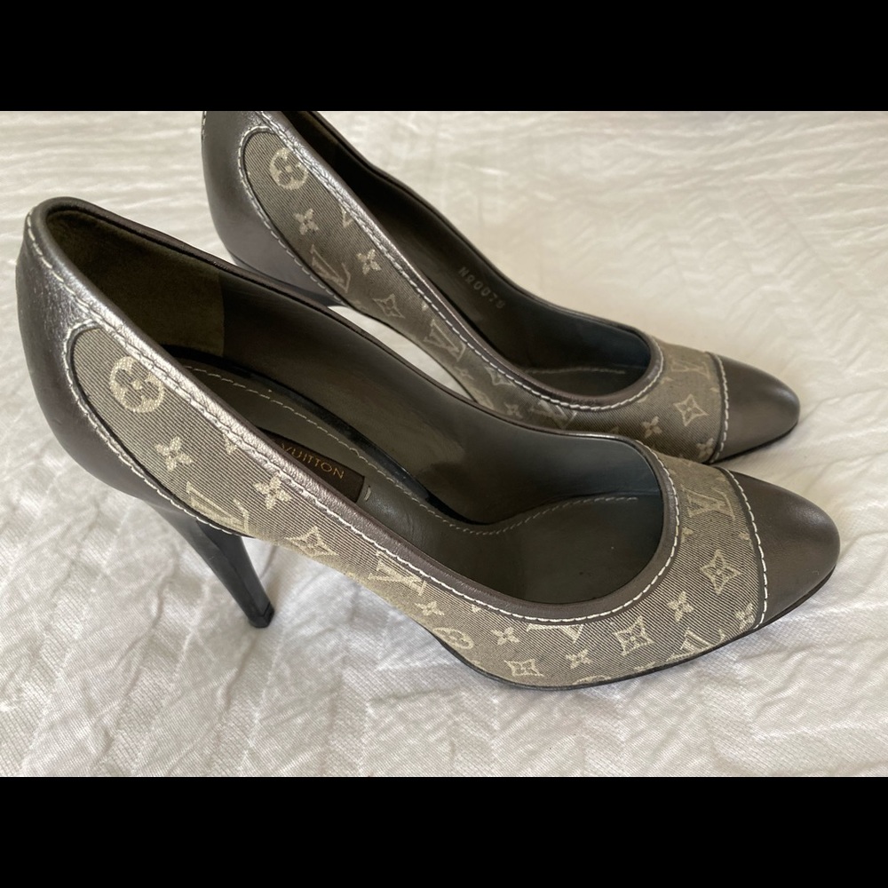 Louis Vuitton Monogram Pump 37
